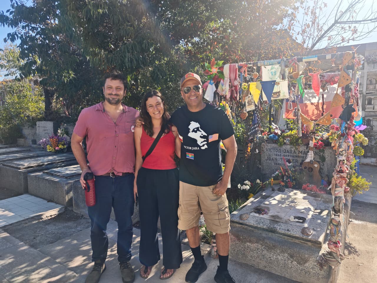 Tom Morello recorre el Cementerio General de Chile junto a Momento Ciudadano